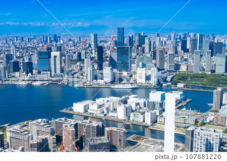 [都市風景]　俯瞰で見た発展する東京の街並み 　2023年夏 107881220