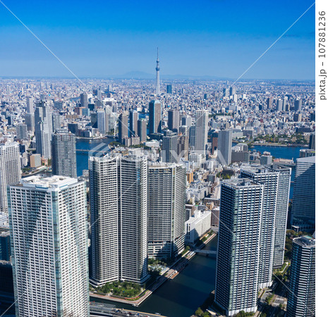 東京スカイツリーがある快晴の日の都市風景 東京スカイツリーがある快晴の日の都市風景 107881236