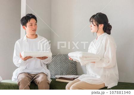 洗濯物を畳む・家事の内容で夫婦喧嘩する夫婦 107881340