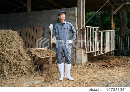 牧場で働く男性 107881344
