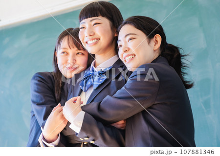 黒板の前で友達とポーズをとる女子高生 黒板の前で友達とポーズをとる女子高生 107881346
