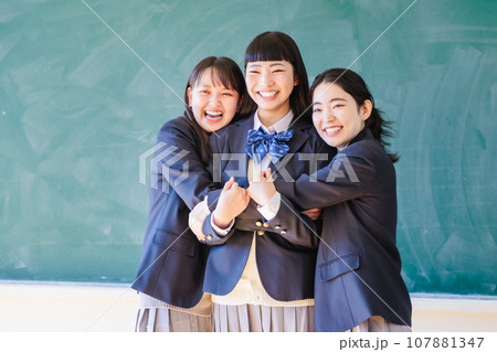 黒板の前で友達とポーズをとる女子高生 黒板の前で友達とポーズをとる女子高生 107881347