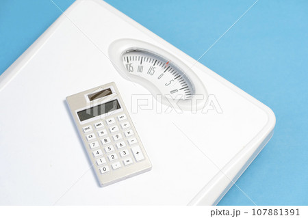 体重計と電卓 ダイエットイメージ 体重計と電卓 ダイエットイメージ 107881391