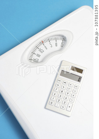 体重計と電卓　ダイエットイメージ 107881395
