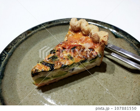 大皿にのった焼きたてキッシュ 大皿にのった焼きたてキッシュ 107881550