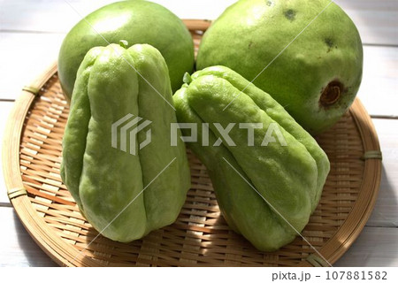 ザルにのったハヤトウリとカリン 107881582