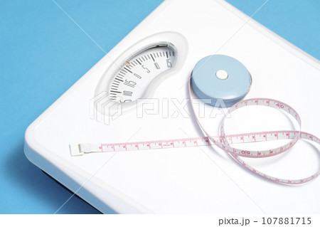 ダイエットイメージ　体重計　ヘルスメーター　メジャー　メタボ 107881715