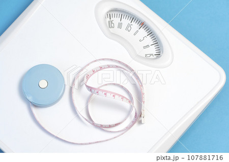 ダイエットイメージ　体重計　ヘルスメーター　メジャー　メタボ 107881716