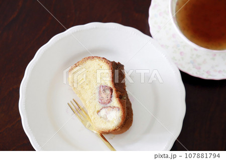 白いお皿にのったマロンケーキ 107881794