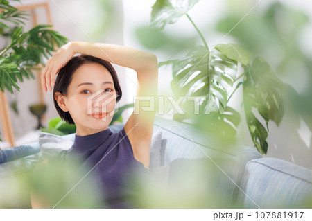 ソファでくつろぐ女性 ソファでくつろぐ女性 107881917