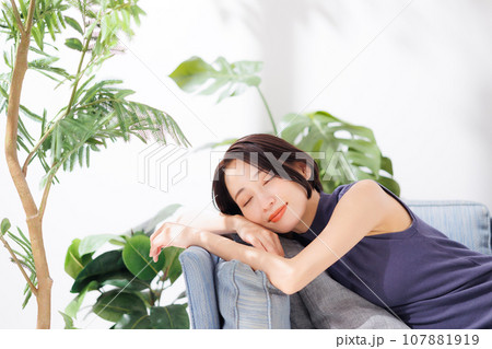 ソファでくつろぐ女性 ソファでくつろぐ女性 107881919