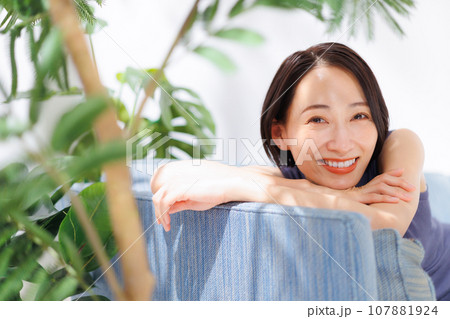 ソファでくつろぐ女性 ソファでくつろぐ女性 107881924