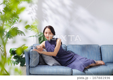 ソファでくつろぐ女性 ソファでくつろぐ女性 107881936