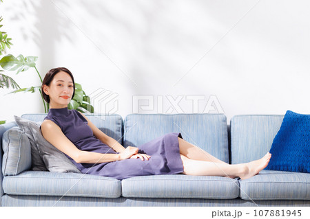 ソファでくつろぐ女性 ソファでくつろぐ女性 107881945