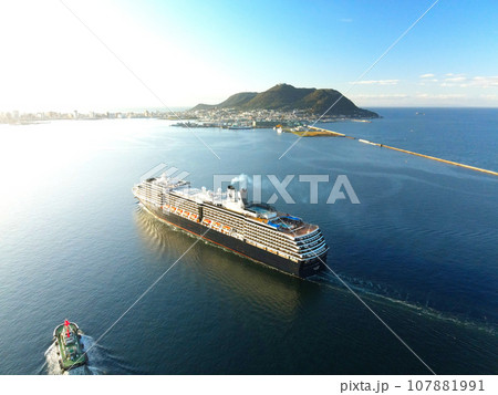秋の北海道函館市函館港に寄港するクルーズ船ウエステルダム号の風景を撮影 107881991