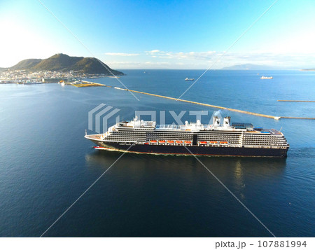 秋の北海道函館市函館港に寄港するクルーズ船ウエステルダム号の風景を撮影 107881994