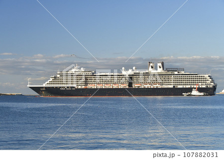 秋の北海道函館市函館港に寄港するクルーズ船ウエステルダム号の風景を撮影 秋の北海道函館市函館港に寄港するクルーズ船ウエステルダム号の風景を撮影 107882031