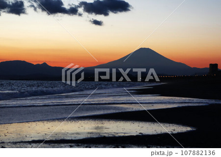 稲村ヶ崎から見た富士山のシルエット 107882136