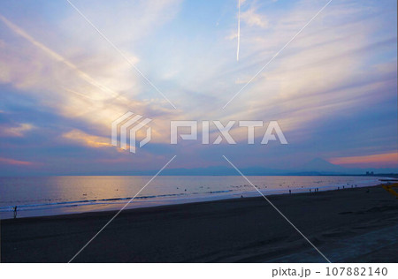 湘南海岸の美しい夕焼け 107882140