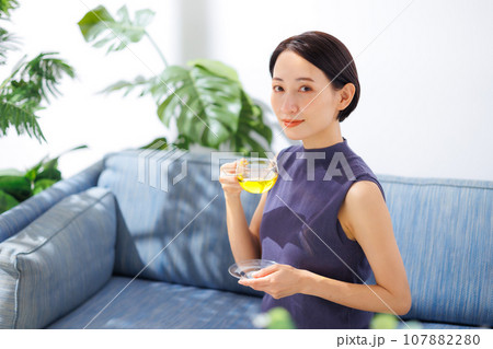 ハーブティーを飲む女性 ハーブティーを飲む女性 107882280