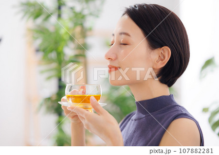 ハーブティーを飲む女性 ハーブティーを飲む女性 107882281