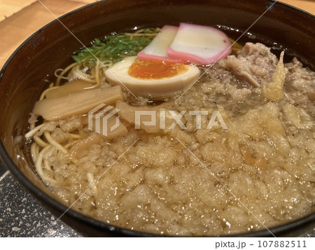 新大阪駅の構内で食べる「新大阪そば牛肉入り」 107882511