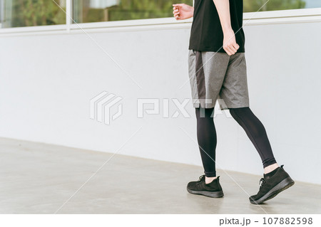 歩く・ウォーキングする男性の足・脚・筋トレ 107882598