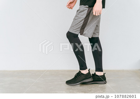 歩く・ウォーキングする男性の足・脚・筋トレ 107882601