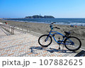 自転車と江ノ島 107882625