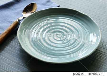 青い皿の背景素材 107882738