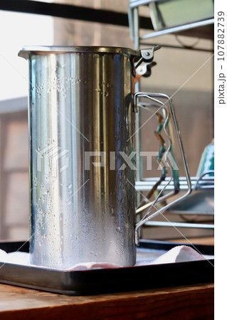 表面が結露したステンレスの水差し 表面が結露したステンレスの水差し 107882739