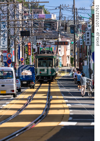 《神奈川県》江ノ電が駆け抜ける腰越商店街 《神奈川県》江ノ電が駆け抜ける腰越商店街 107882761