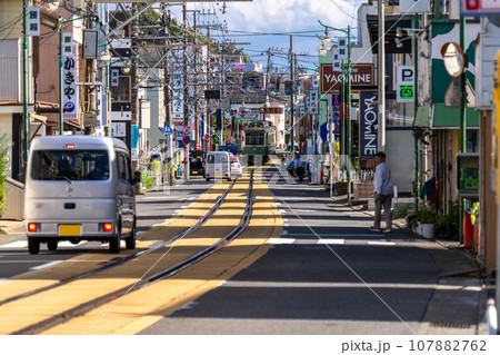 《神奈川県》江ノ電が駆け抜ける腰越商店街 《神奈川県》江ノ電が駆け抜ける腰越商店街 107882762