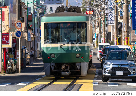 《神奈川県》江ノ電が駆け抜ける腰越商店街 107882765