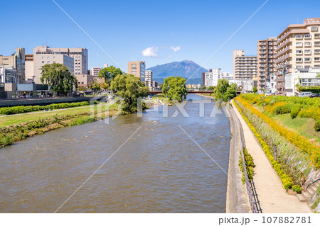 開運橋から望む北上川と岩手山　開運橋花壇と遊歩道　盛岡の表玄関 107882781