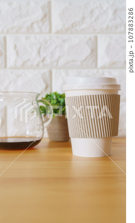 紙コップに入ったコーヒー 紙コップに入ったコーヒー 107883286