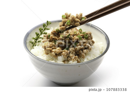 納豆を箸で持ち上げる 和食といえば納豆ご飯（ 日本食 朝ごはん イメージ ）栄養満点の大豆を使った日 107883338