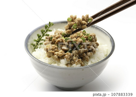 納豆を箸で持ち上げる 和食といえば納豆ご飯( 日本食 朝ごはん イメージ )栄養満点の大豆を使った日 納豆を箸で持ち上げる 和食といえば納豆ご飯( 日本食 朝ごはん イメージ )栄養満点の大豆を使った日 107883339