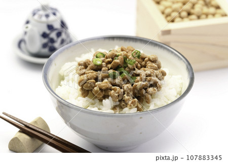 納豆 和食といえば納豆ご飯( 日本食 朝ごはん イメージ )栄養満点の大豆を使った日本の伝統料理 な 納豆 和食といえば納豆ご飯( 日本食 朝ごはん イメージ )栄養満点の大豆を使った日本の伝統料理 な 107883345