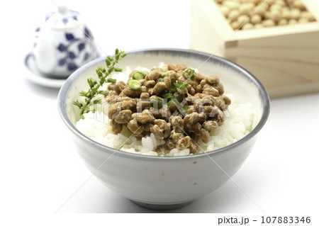 納豆 和食といえば納豆ご飯（ 日本食 朝ごはん イメージ ）栄養満点の大豆を使った日本の伝統料理 な 107883346