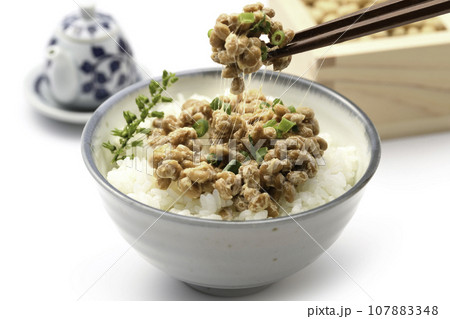 納豆を箸で持ち上げる 和食といえば納豆ご飯( 日本食 朝ごはん イメージ )栄養満点の大豆を使った日 納豆を箸で持ち上げる 和食といえば納豆ご飯( 日本食 朝ごはん イメージ )栄養満点の大豆を使った日 107883348