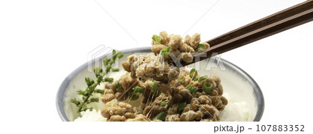 納豆を箸で持ち上げる 和食といえば納豆ご飯( 日本食 朝ごはん イメージ )栄養満点の大豆を使った日 納豆を箸で持ち上げる 和食といえば納豆ご飯( 日本食 朝ごはん イメージ )栄養満点の大豆を使った日 107883352