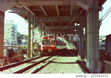 高架化工事中の京急・上り線北馬場駅に停車中の旧1000形1305他、北馬場駅、1976年7月23日 107883355