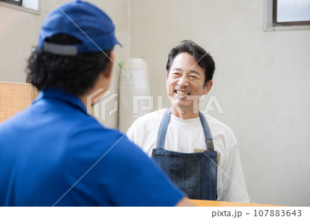 宅急便や荷物の配送をする男性や引っ越しのイメージ 107883643