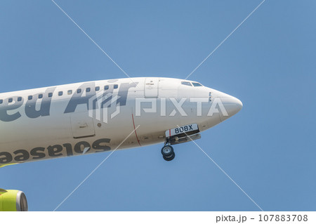 【城南島海浜公園上空から着陸態勢のソラシドエア機】 107883708