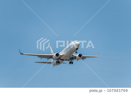 【城南島海浜公園上空から着陸態勢のJAL機】 107883709