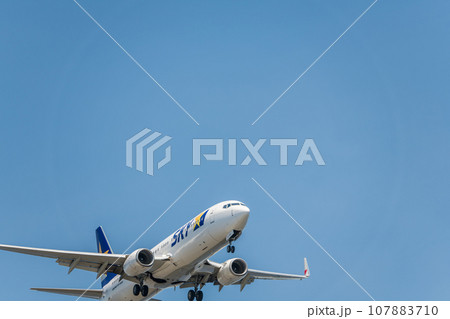 【城南島海浜公園上空から着陸態勢のスカイマーク機】 107883710