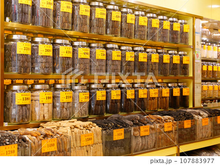 香港・徳輔道西の乾物店で売られ干しナマコ。この日本産は特に高価 香港・徳輔道西の乾物店で売られ干しナマコ。この日本産は特に高価 107883977