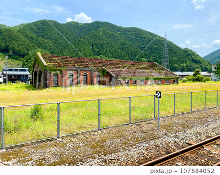 朽ちていく旧駅舎  107884052