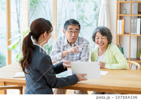 ビジネスウーマンに相談するシニアの夫婦 107884106